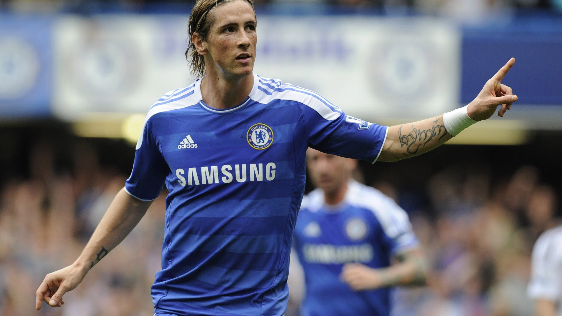 以足球为主题的社区文化建设步伐加快，增强邻里关系，以足球文化为主题的绘画