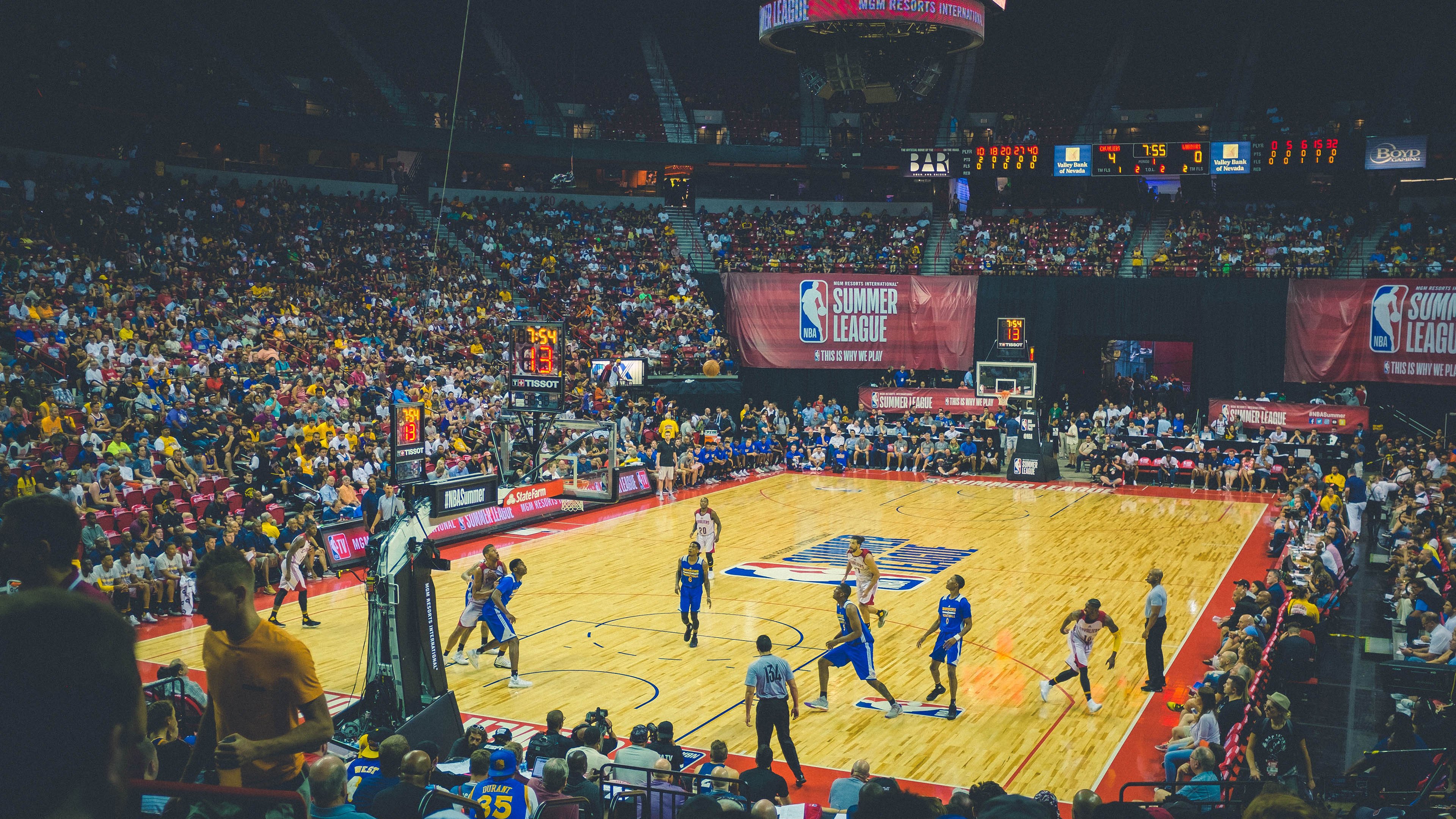 林丹走进乡村小学推广羽毛球运动，羽毛球国家队林丹