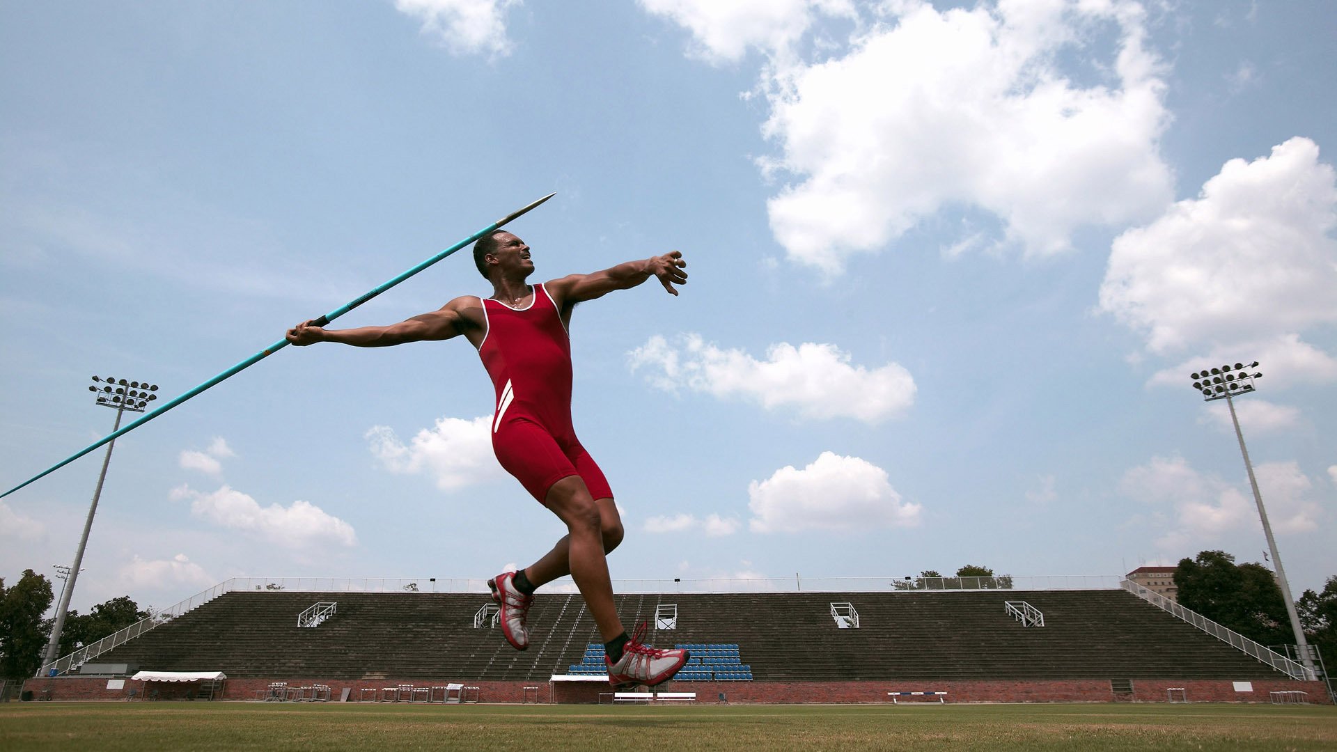 体育新闻中心聚焦职业赛事媒体合作机制传播优化，体育赛事新闻报道